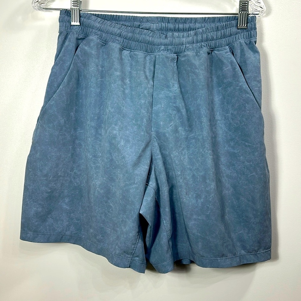 Lululemon Men’s light blue lined athletic shorts size medium
